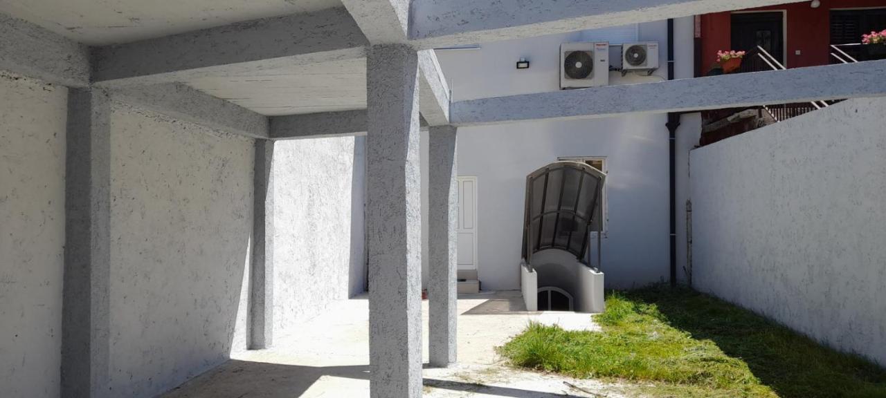 Downtown Apartment Cetinje Bagian luar foto